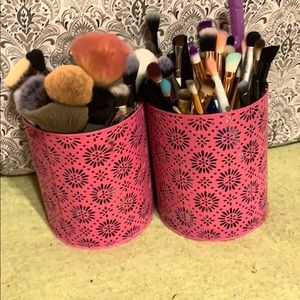 Makeup brush organizers